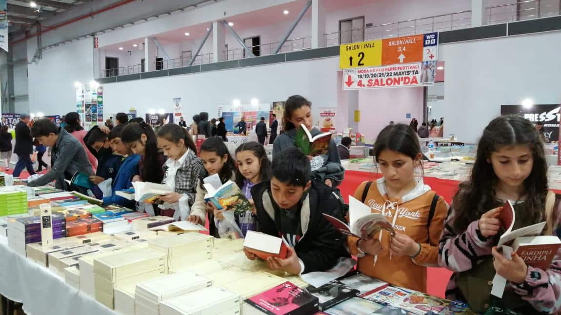 İnsanların aynası kitaplardır.  Öğrencilerimizin Erzurum' da gerçekleşen Kitap Fuarına katılımını sağlayan  Hınıs İlçe Milli Eğitim Müdürlüğüne teşekkür ederiz.